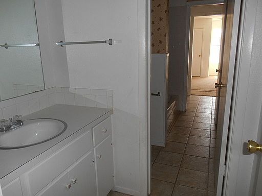 5th image of 404 NW 25th St