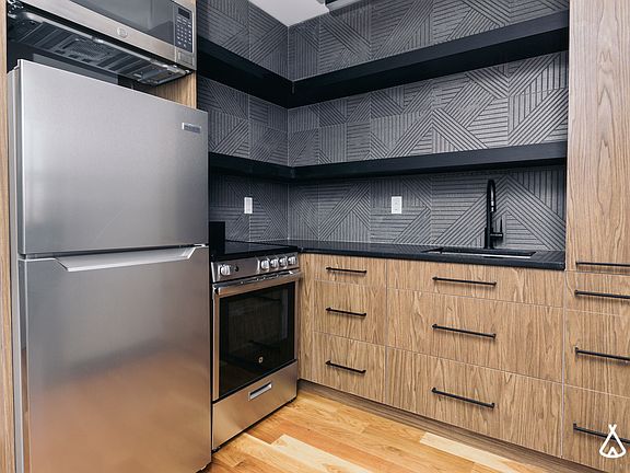 3rd image of 376 Bedford Ave #2H