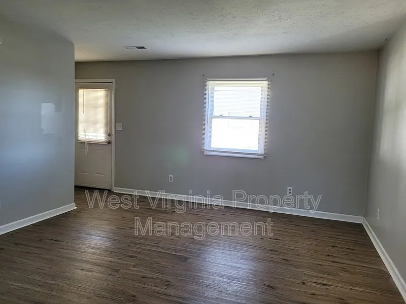 2 bed, 1.0 bath, $1,095 — Photo 3