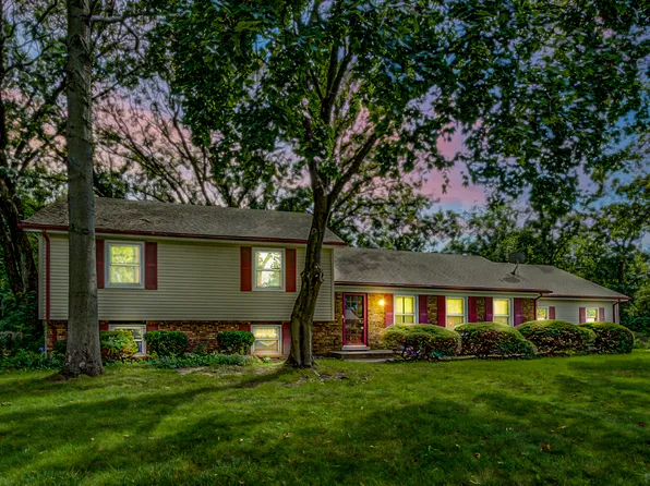 8 Berk Ln, Crete, IL 60417