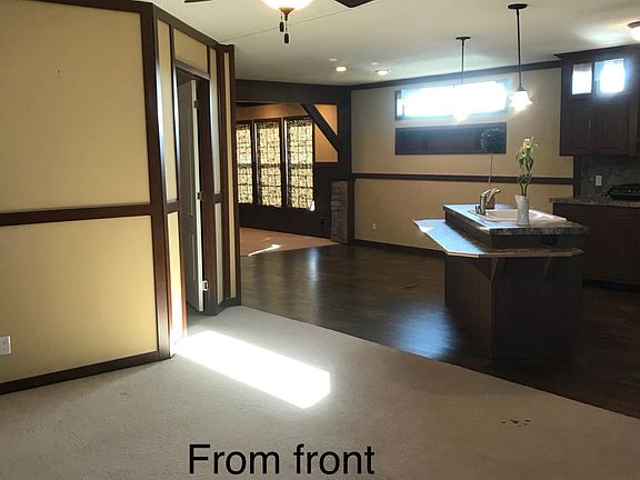 Large Living Room w/ceiling fan Eat at Kitchen Island with