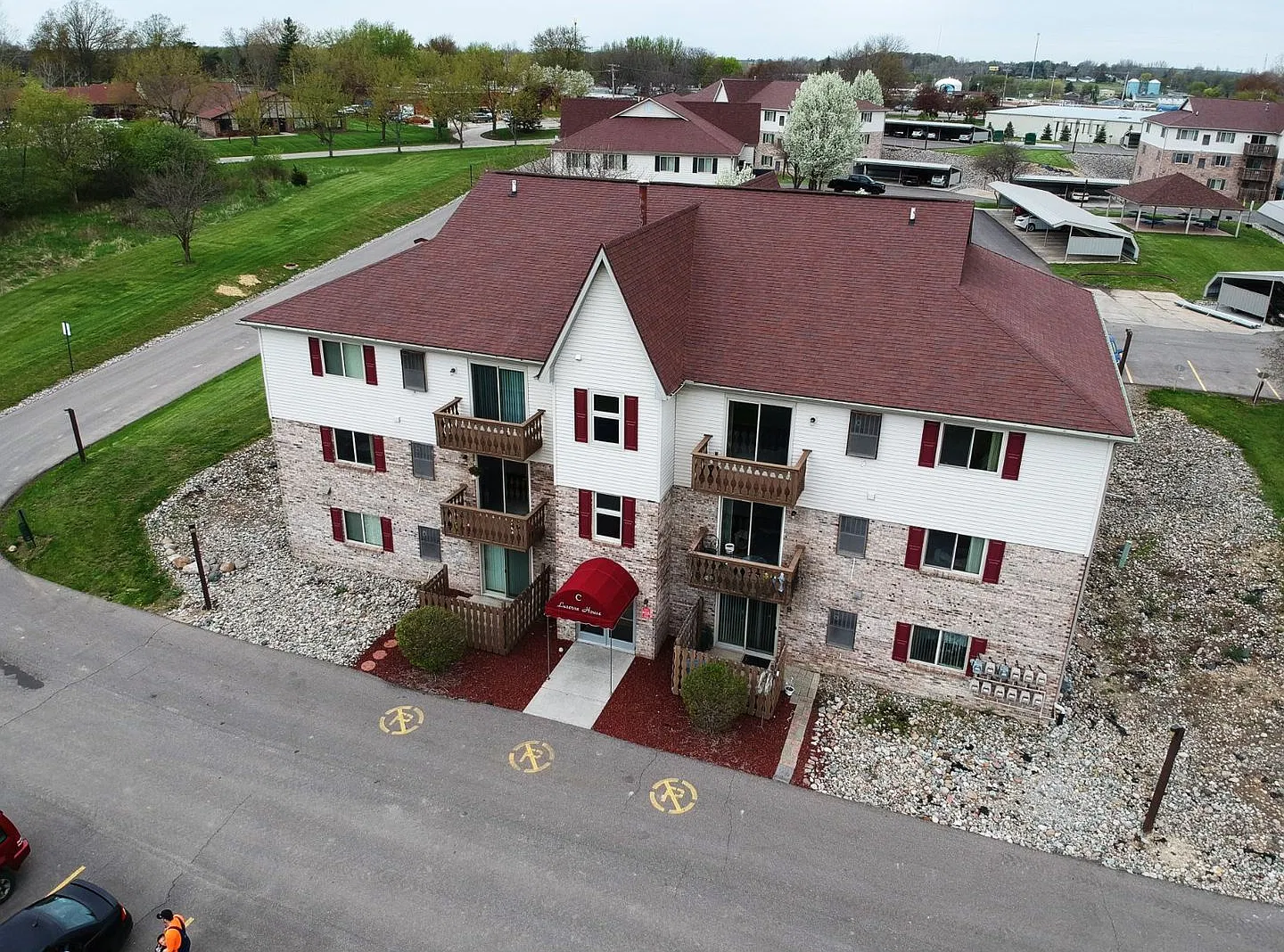 Country Village Apartments — Photo 2