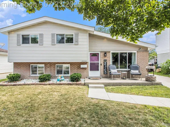30242 Bluehill St, Roseville, MI 48066