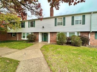 7045 Carriage Hill Dr, Brecksville, OH 44141