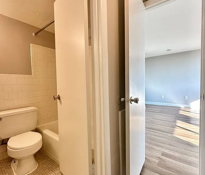 4520 King St #905 — Photo 9