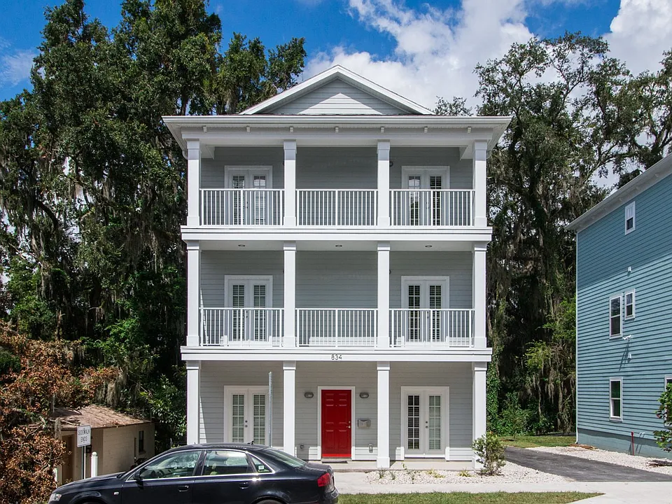 834 SW 9th St