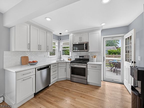 5th image of 246 Hickory St