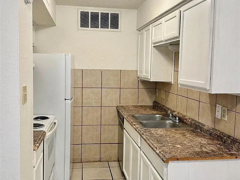 4322 Gillis St #106 — Photo 2