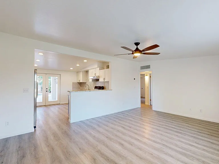 4537 E Devonshire Ave — Photo 5