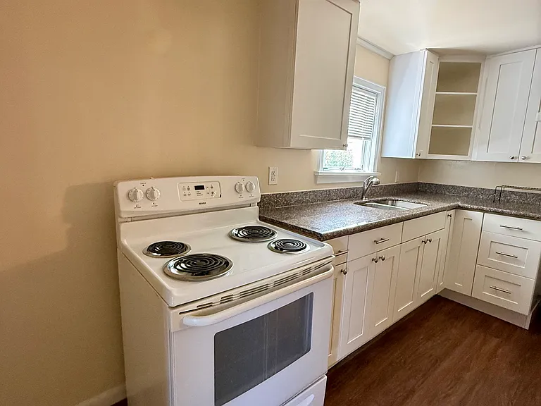 556 Ward St #L — Photo 15