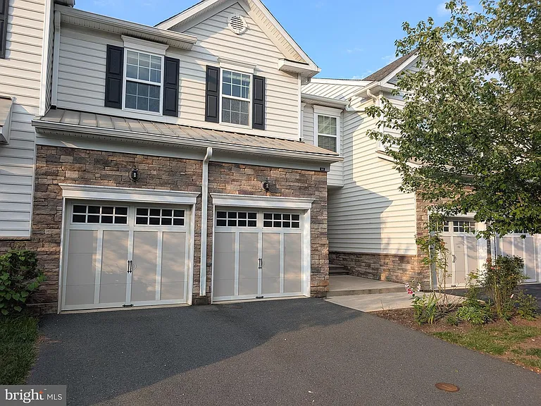 68 Autumn Ln — Photo 1