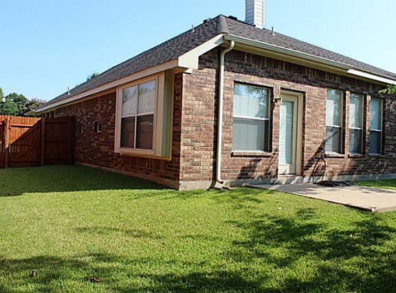 3rd image of 2423 Forest Park Cir