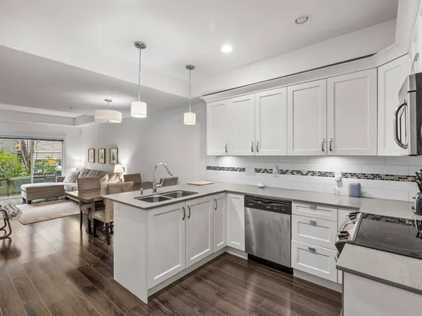 828 Royal Ave #115, New Westminster, BC V3M 1J9