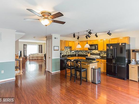 4th image of 406 Fair Oaks Ave
