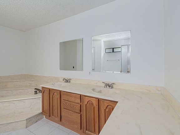 3rd image of 1905 Shady Ln