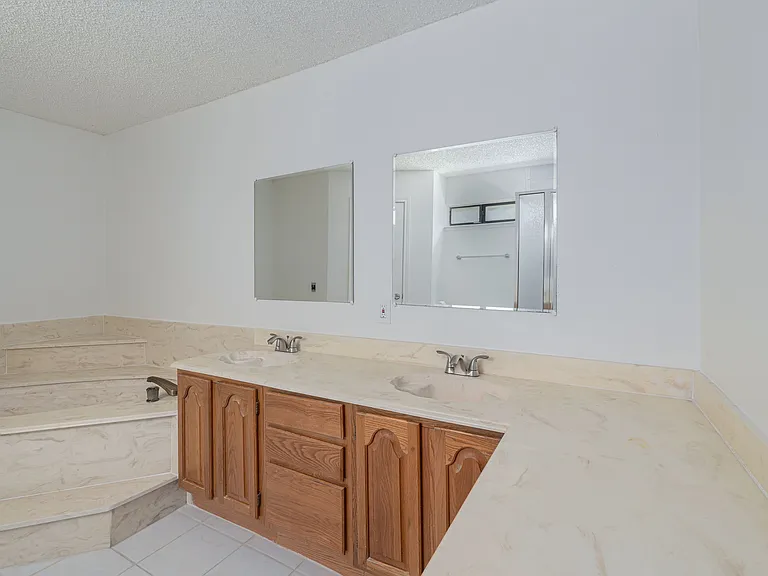 1905 Shady Ln — Photo 3