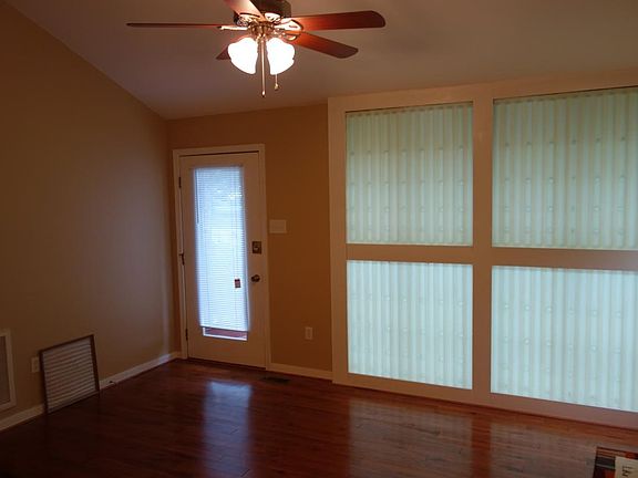 Family Room - vaulted ceilings