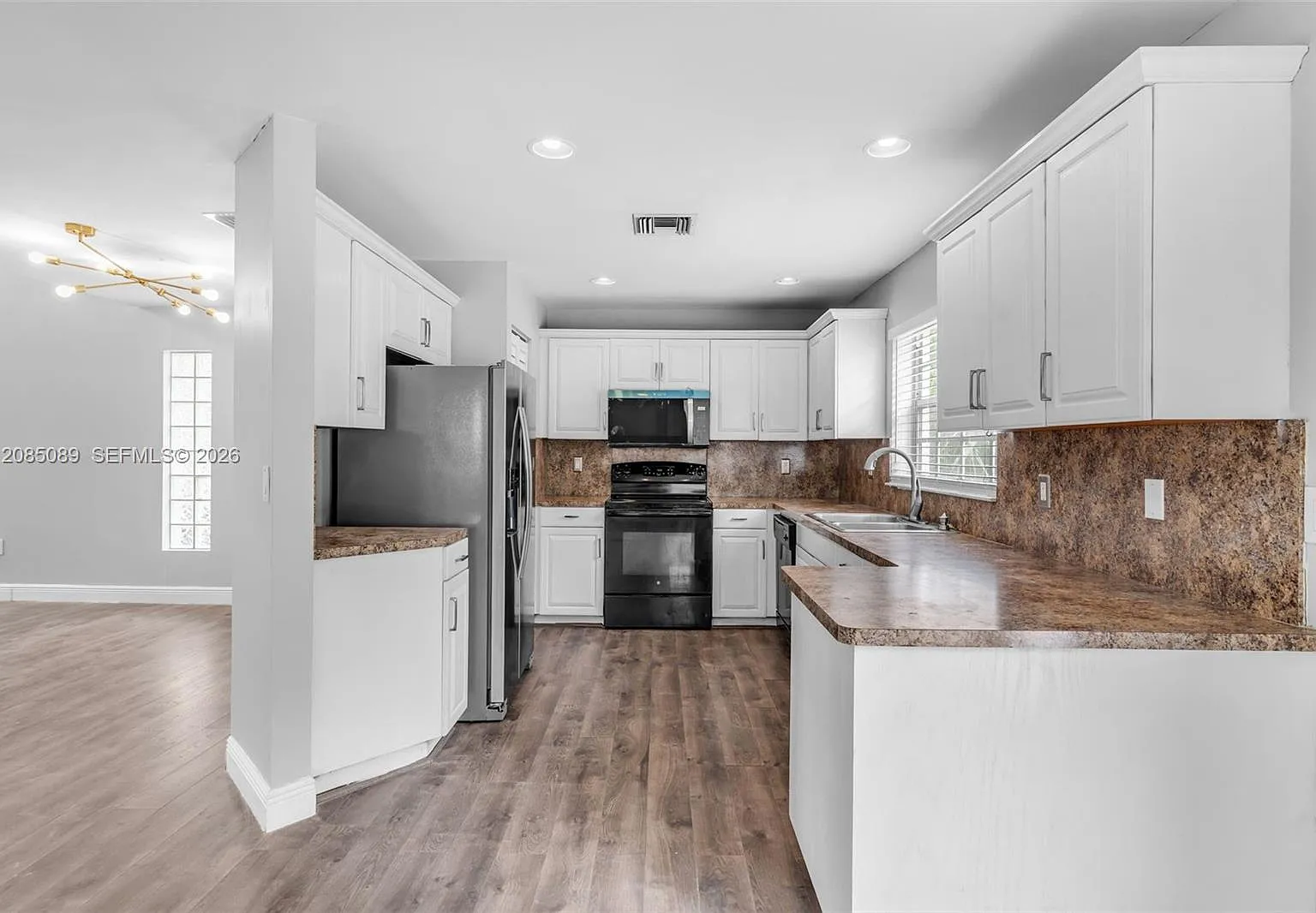 3 bed, 2.5 bath, 1656 sqft, $3,700 — Photo 2