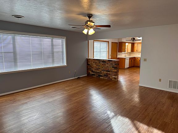 5th image of 721 W Oak St