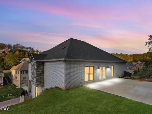 1853 Calgary Falls Ln, Knoxville, TN 37931