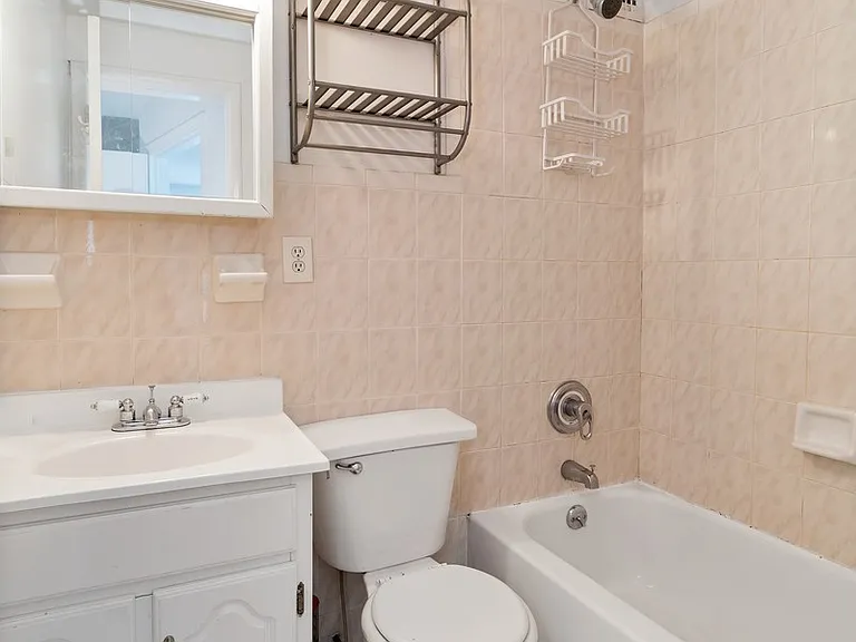 1220 Lexington Ave #4D — Photo 4