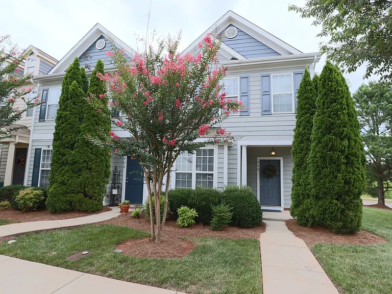 298 Danbury Ct — Photo 2