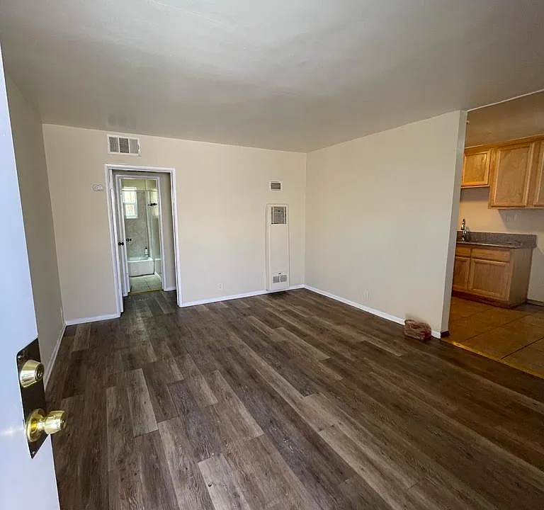 9632 S Western Ave #8