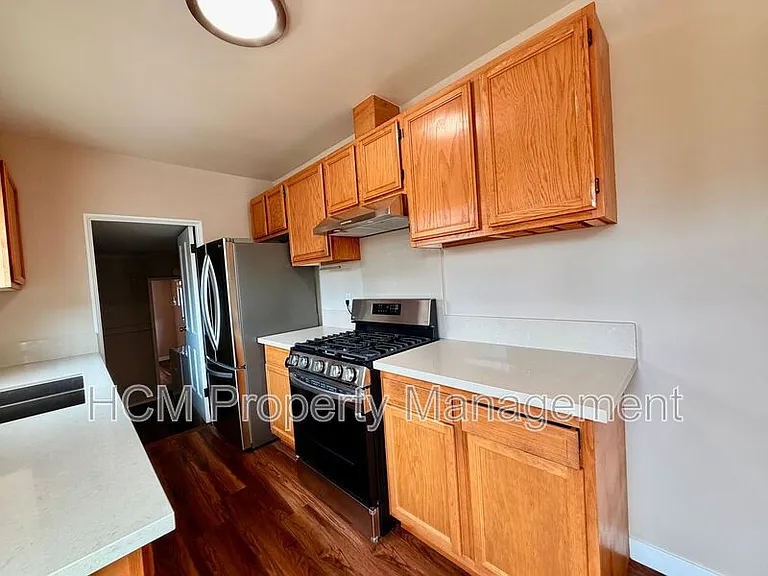 590 Oak St — Photo 8