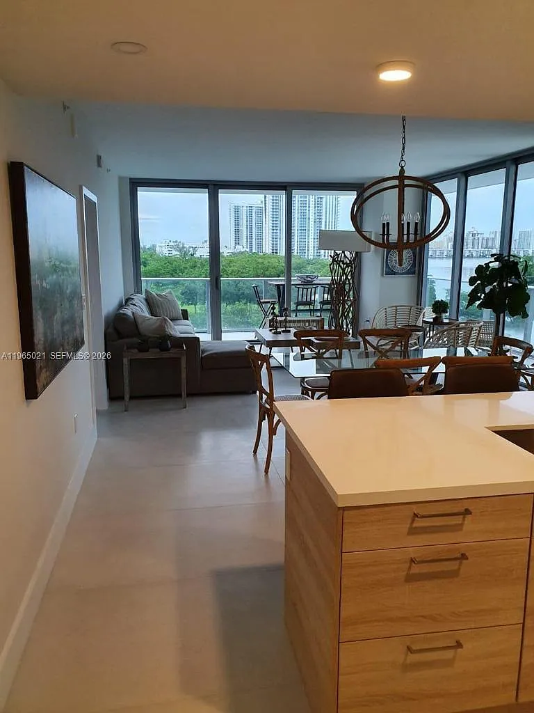 The Harbour North Condo — Photo 4