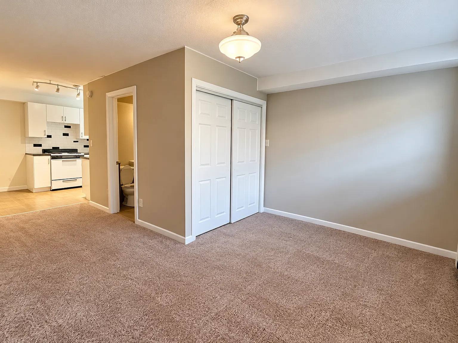 Immediate Move In Garden Level Studio- Only $875 — Photo 2