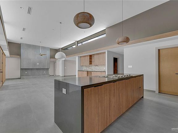5th image of 1709 S Queen St