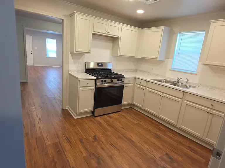 411 S 45th West Ave — Photo 2