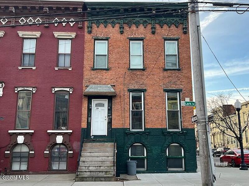 5th image of 284 Lark Street