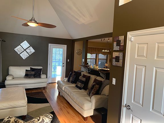 3rd image of 632 Autumn Wood Dr