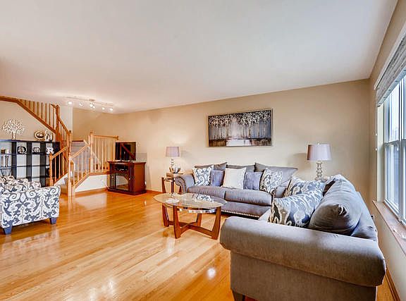 2nd image of 3242 Cool Springs Ct