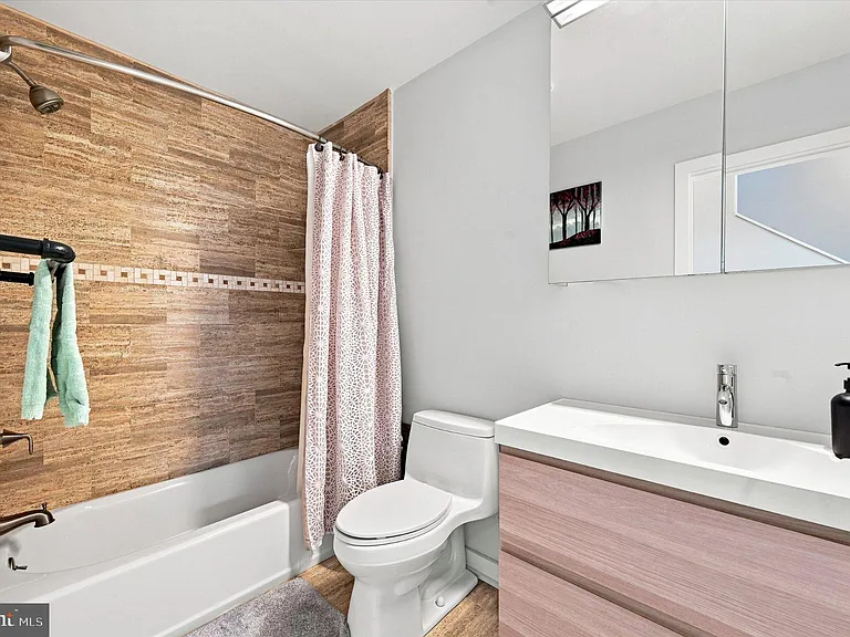 2719 Cambridge St — Photo 21