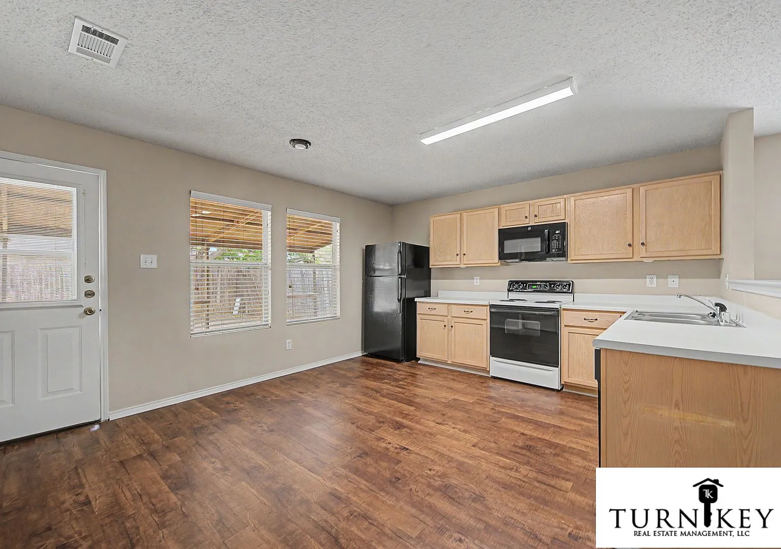 Beautiful 3/2 in Prime Fort Worth Minutes from Lake Worth & Downtown! — Photo 3
