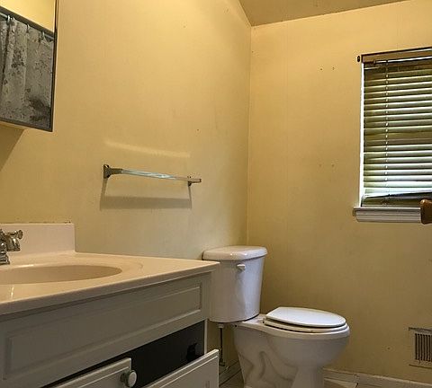 5th image of 17 Gloria Ct
