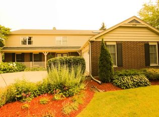 1735 Nathan Ln, Libertyville, IL 60048
