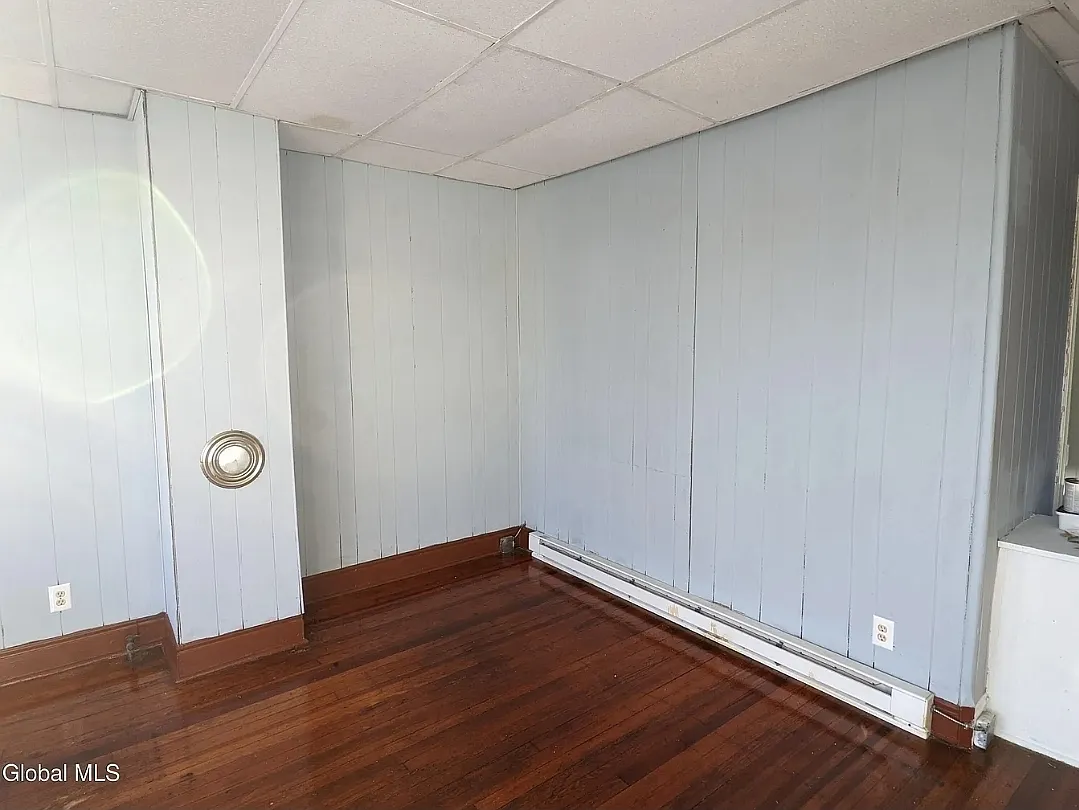 3 bed, $1,300 — Photo 4