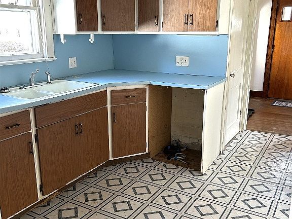 3rd image of 404 Clayton Ave