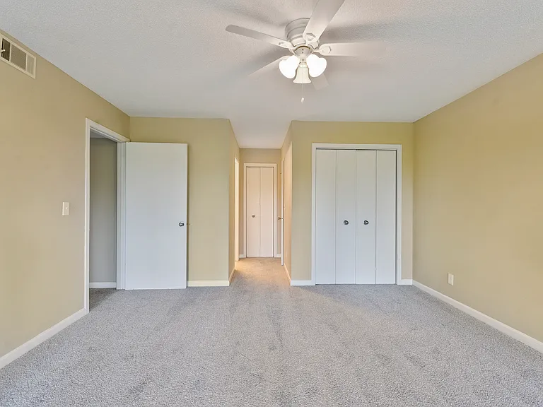 40 Club House Dr #207 — Photo 13