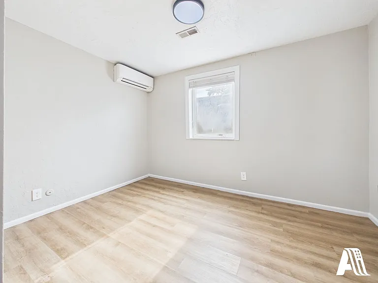967 W Duplex — Photo 18