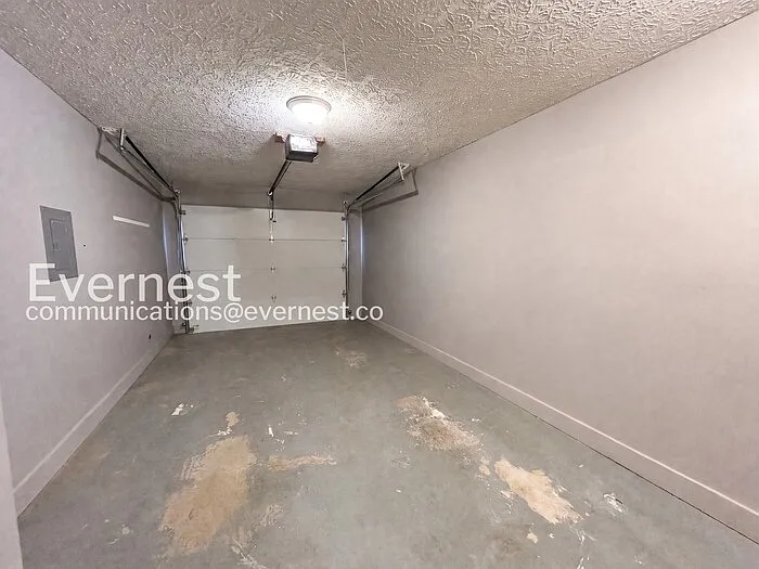 1336 Yorkshire Ln — Photo 14