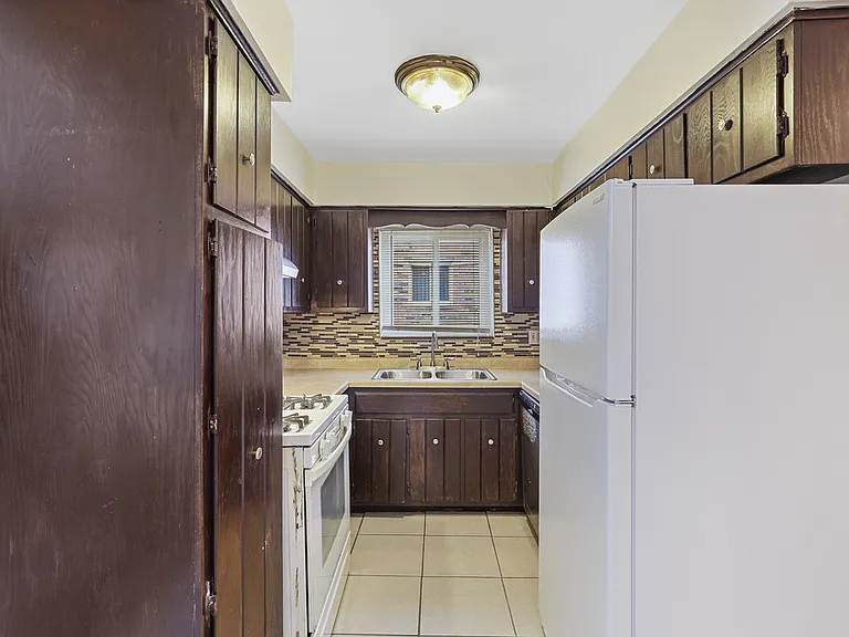 668 Clyde Ave — Photo 4