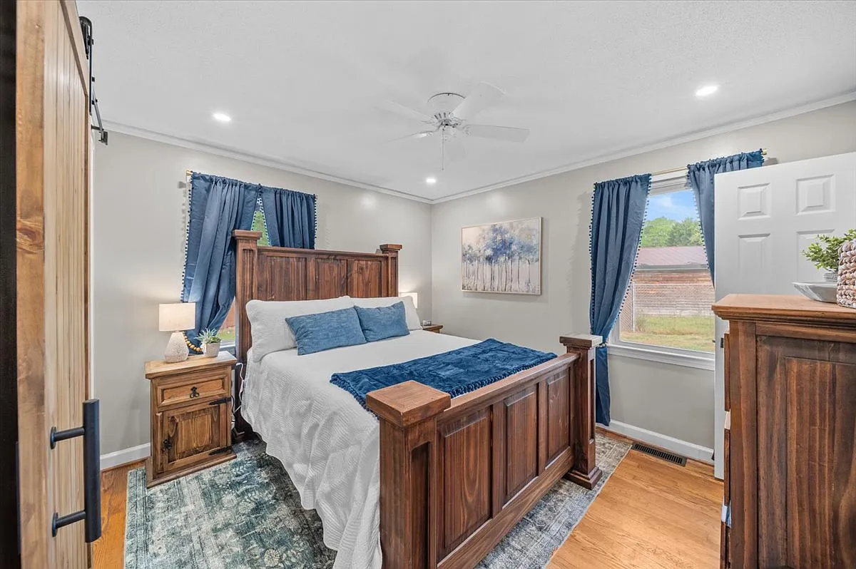 Master bedroom with Queen bed - 120 Holland St