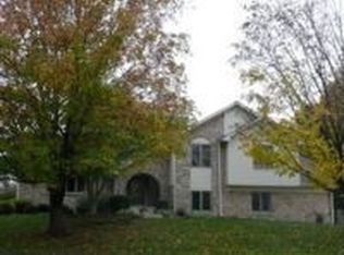 1135 Williamsburg Ln, Zionsville, IN 46077