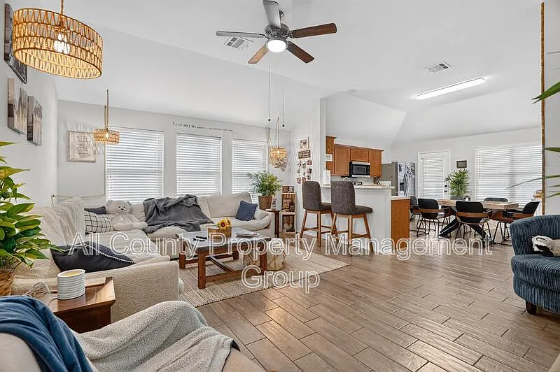 3 bed, 2.0 bath, 1290 sqft, $2,050 — Photo 3