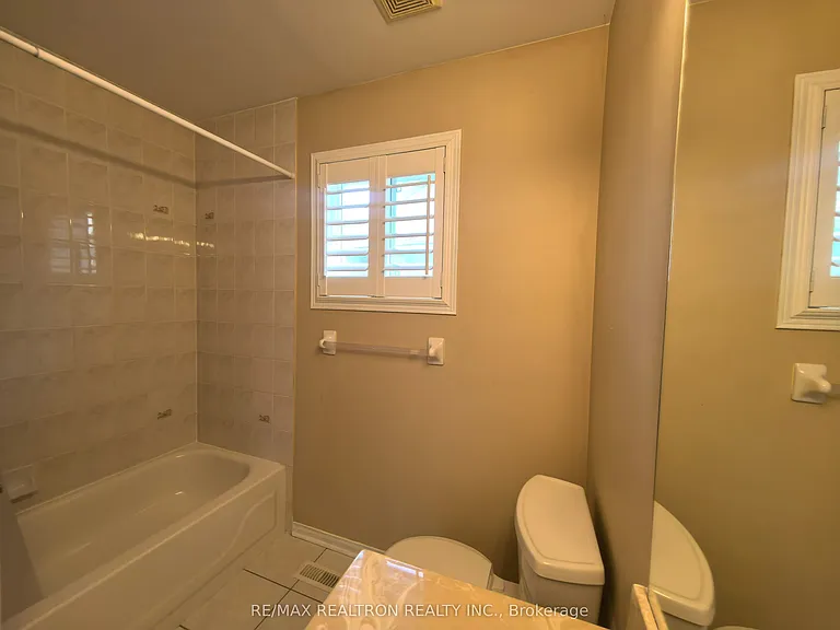 18 Nantucket Dr #MAIN 2ND FLOOR — Photo 30
