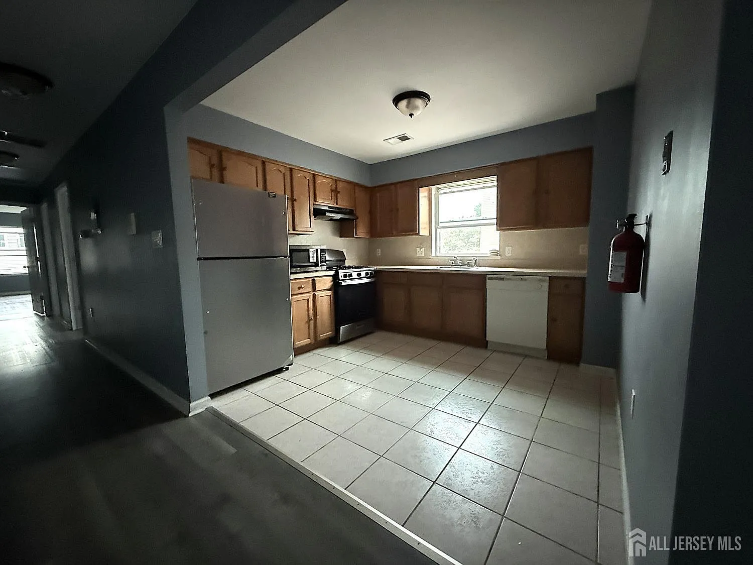 3 bed, 2.0 bath, 4368 sqft, $3,000 — Photo 4